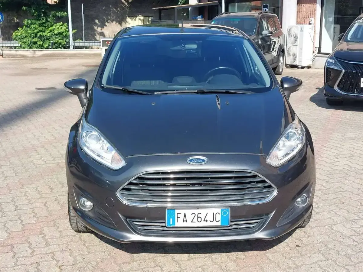 Usata Ford Fiesta Titanium 95 CV (69 kW) 2015 Magnetic grey Utilitaria