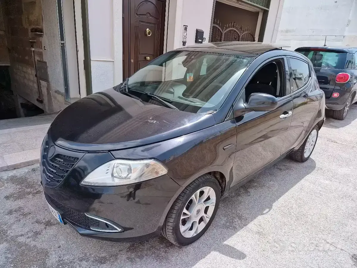 Usado Lancia Ypsilon 95 HP (69 kW) 2014 Preto Citadino