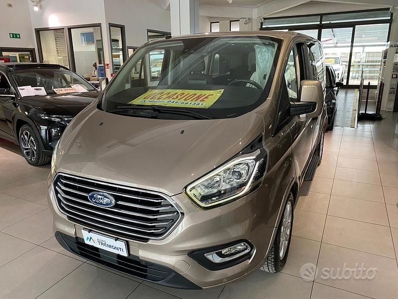 Usata Ford Tourneo Titanium 131 CV (96 kW) 2018 Marrone Monovolume