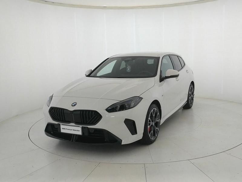 Alpin white pastello Usata 2024 BMW 118 Comfort Edition Due volumi | 36.600 € (Buon prezzo) - Immagine 1/4