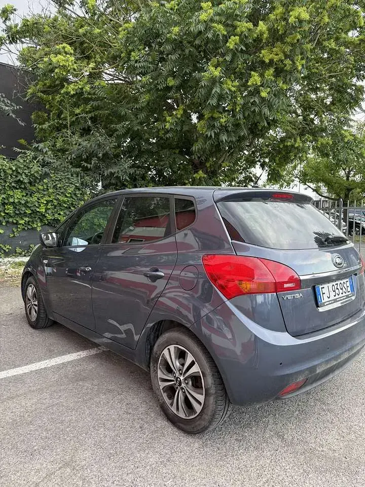 Usata Kia Venga 90 CV (66 kW) 2017 Grigio Utilitaria