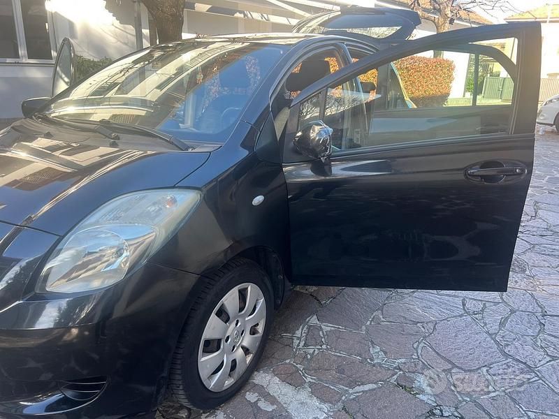 Usata Toyota Yaris Sol 69 CV (50 kW) 2009 Nero Utilitaria