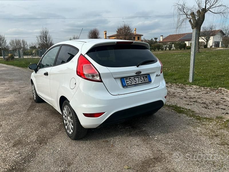 Usata Ford Fiesta 75 CV (55 kW) 2013 Bianco Utilitaria