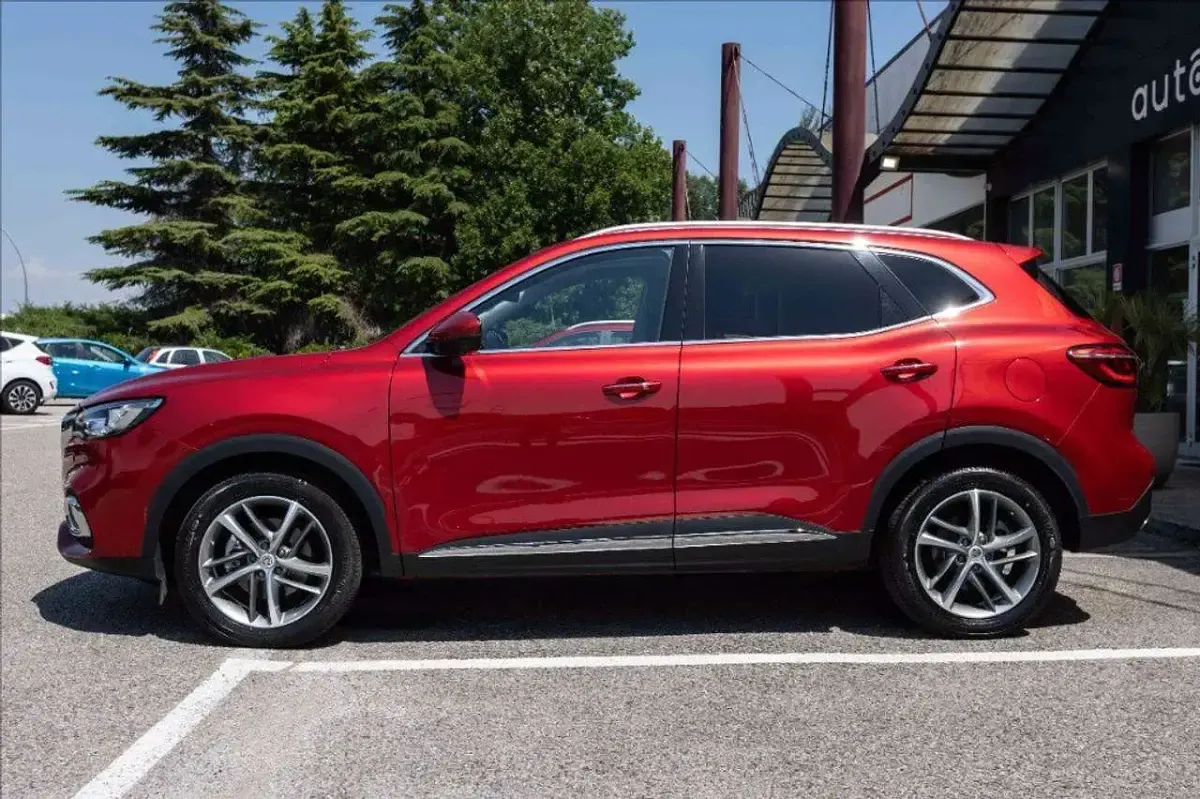 Usata MG EHS Luxury 258 CV (189 kW) 2023 Rosso metallizzato SUV