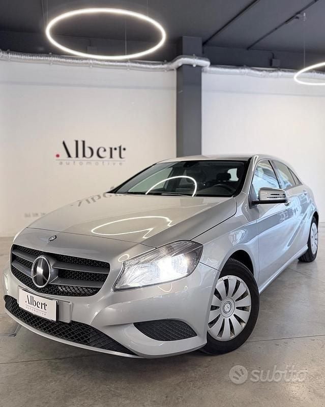 Grigio Usata 2015 Mercedes A180 Executive Tre volumi | 12.900 € - Immagine 1/1