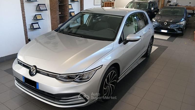 Usata VW Golf VIII Life 110 CV (80 kW) 2024 Argento Berlina