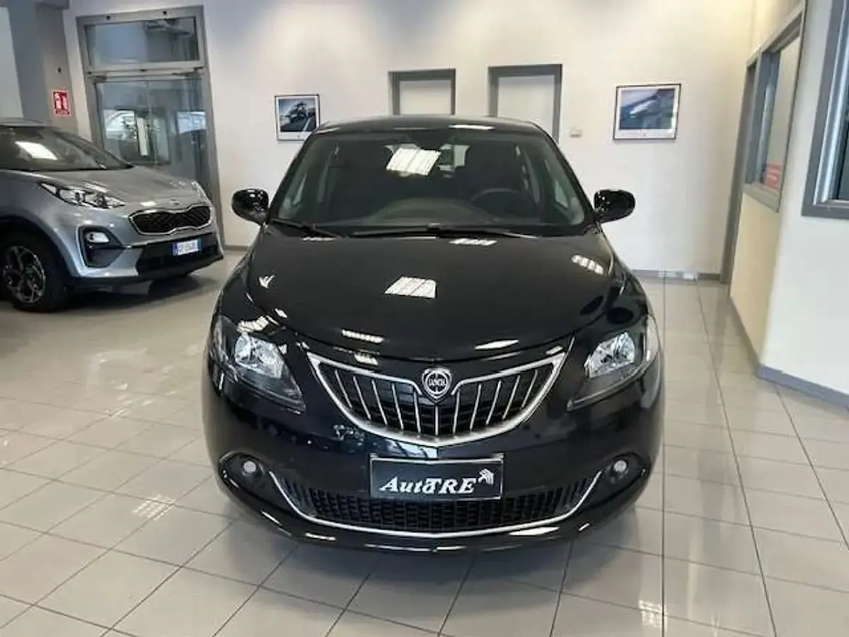 Usata Lancia Ypsilon 69 CV (50 kW) 2024 Nero Utilitaria