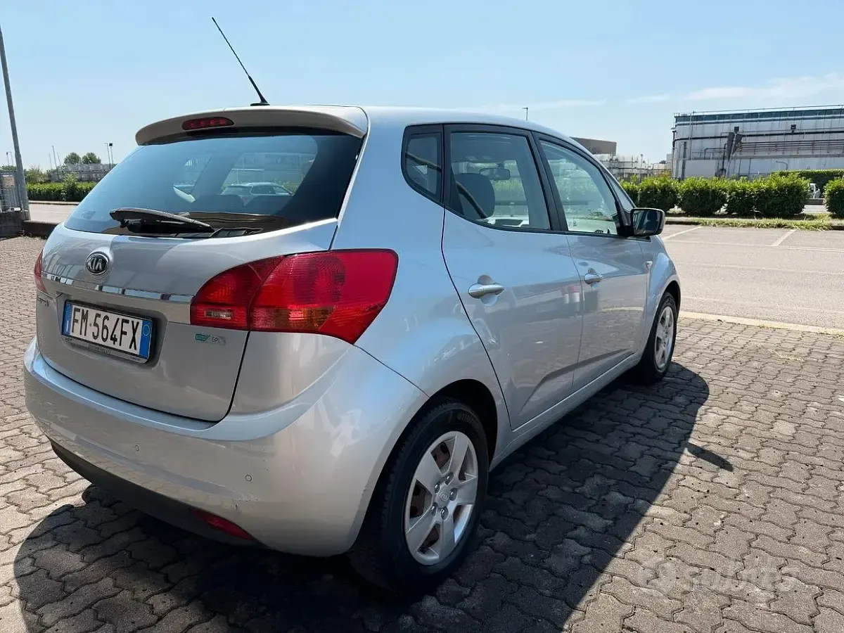 Usata Kia Venga 90 CV (66 kW) 2017 Grigio Utilitaria