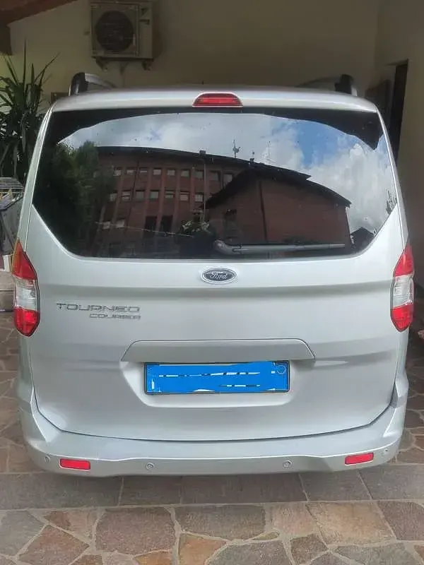 Usata Ford Tourneo Courier 75 CV (55 kW) 2018 Argento Monovolume