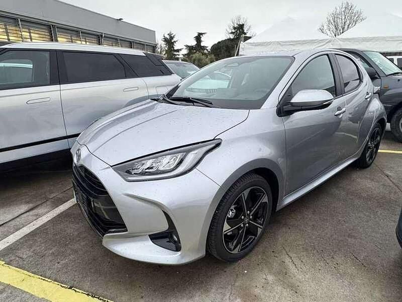 Argento Nuova 2025 Toyota Yaris Hybrid Lounge Due volumi | 24.890 € (Buon prezzo) - Immagine 1/4
