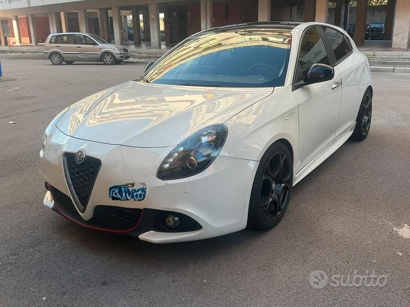 Bianco Usata 2012 Alfa Romeo Giulietta Due volumi | 6200 € (Buon prezzo) - Immagine 1/4