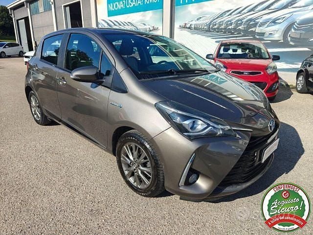 Usata Toyota Yaris Hybrid Active 73 CV (53 kW) 2017 Grigio Berlina