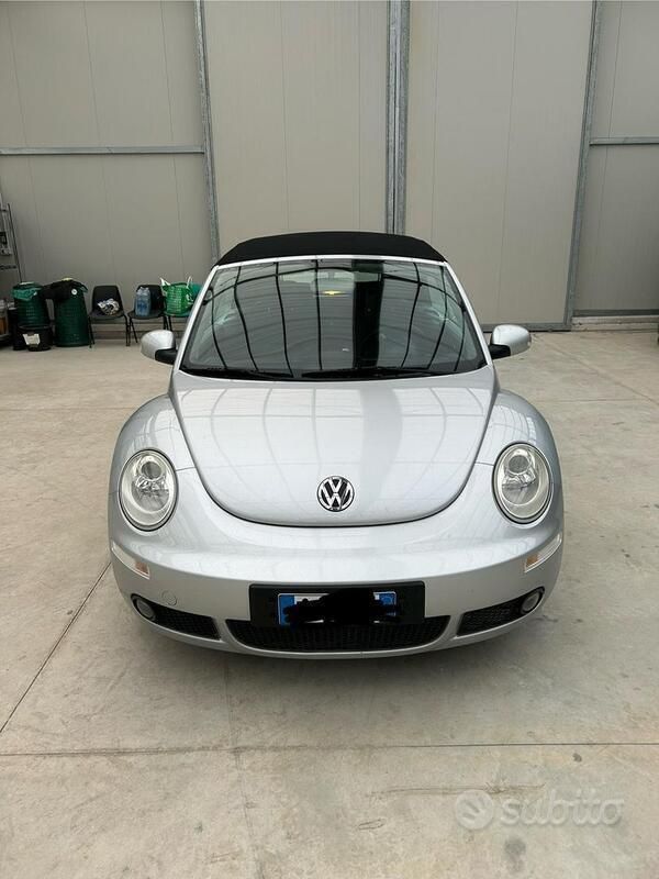 Usata VW Beetle Cabriolet 105 CV (77 kW) 2009 Argento Cabrio