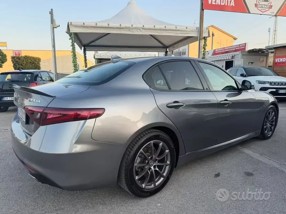 Usata Alfa Romeo Giulia 180 CV (132 kW) 2017 Grigio Berlina