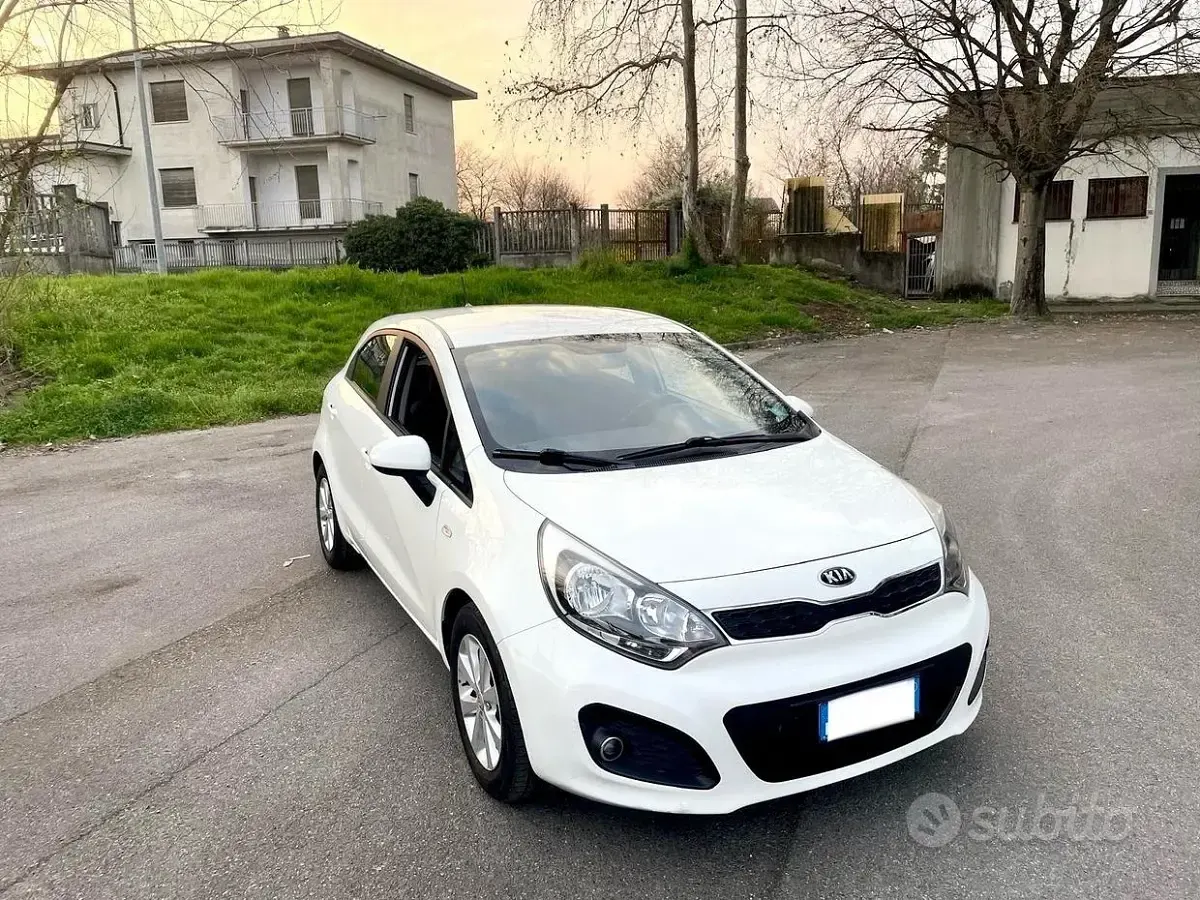 Second-hand Kia Rio EX 85 CP (62 kW) 2014 Alb Berlinǎ