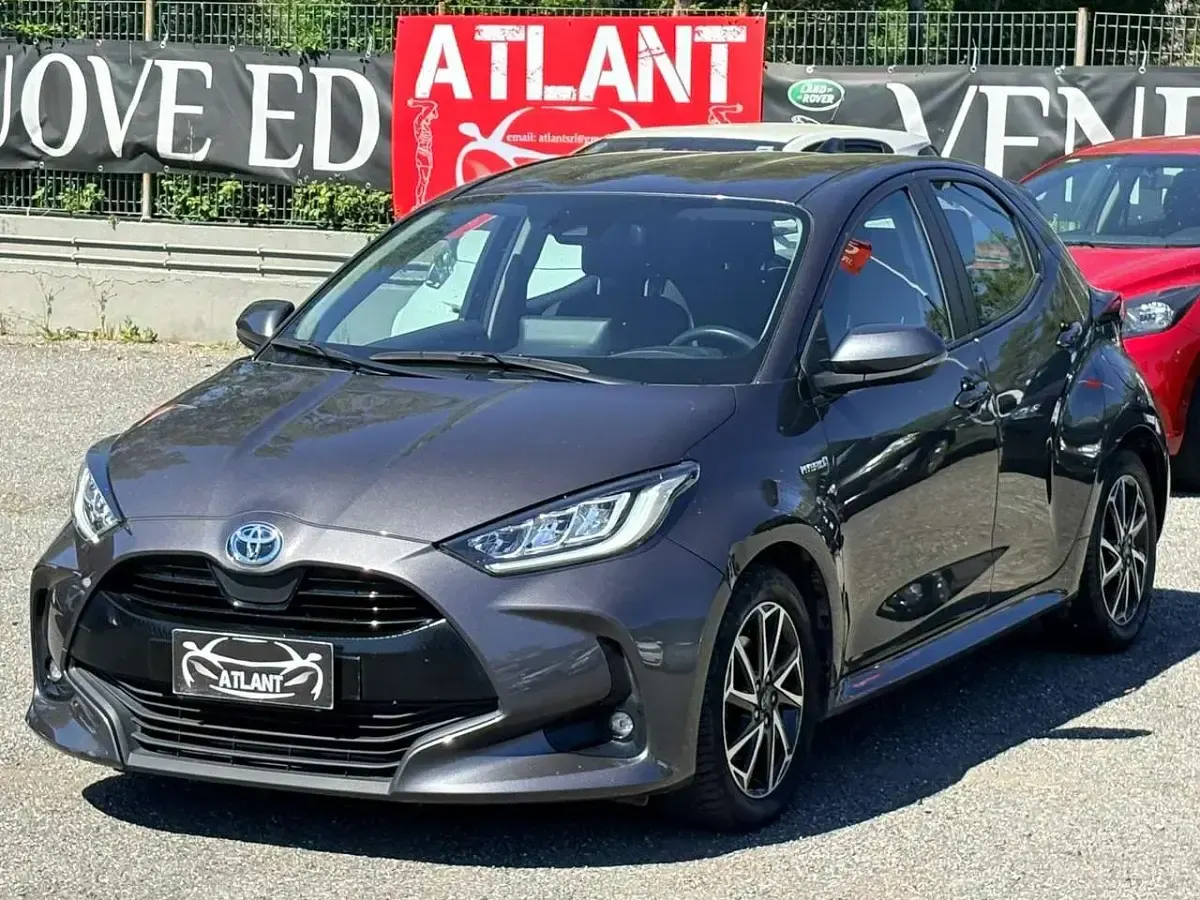 Usata Toyota Yaris Hybrid Trend 116 CV (85 kW) 2021 Argento Berlina