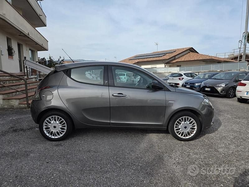 Usata Lancia Ypsilon 69 CV (50 kW) 2016 Grigio Utilitaria