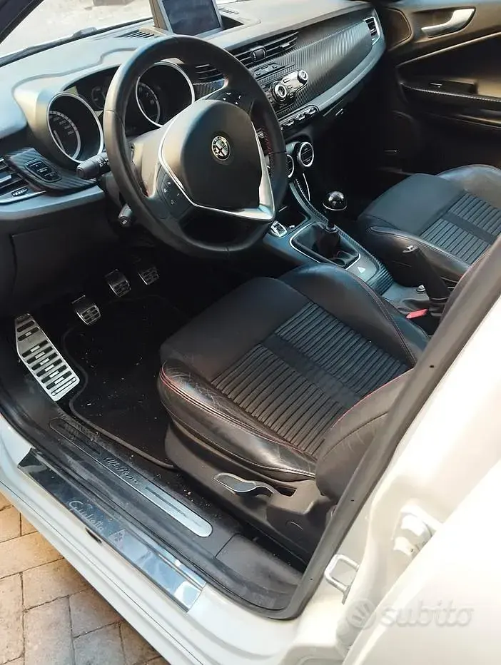 Usata Alfa Romeo Giulietta Quadrifoglio 235 CV (172 kW) 2011 Bianco Utilitaria