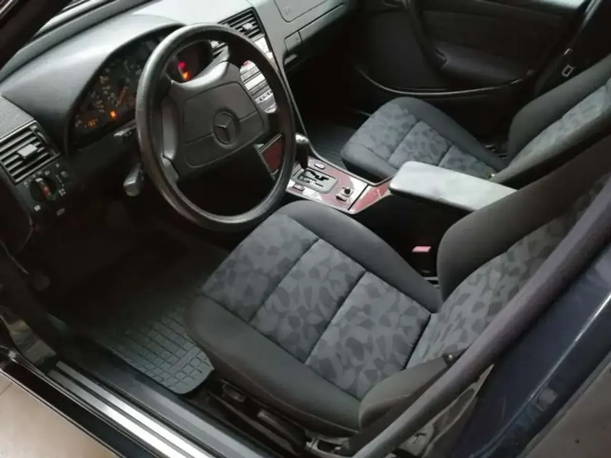 Usata Mercedes C250 Elegance 151 CV (111 kW) 1997 Grigio Berlina