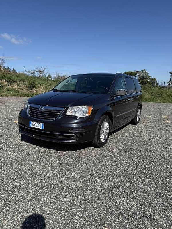 Usata 2014 Lancia Voyager Platinum Monovolume | 10.000 € (Molto cara) - Immagine 1/4