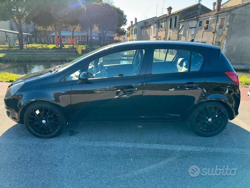 Usata Opel Corsa Cosmo 80 CV (58 kW) 2009 Nero Utilitaria