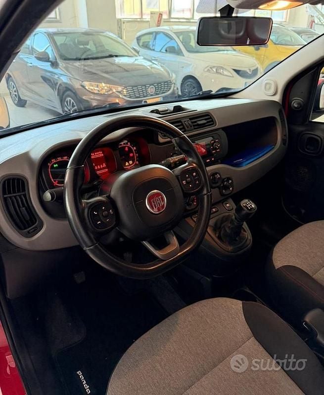 Usata Fiat Panda Lounge 69 CV (50 kW) 2017 Rosso Utilitaria