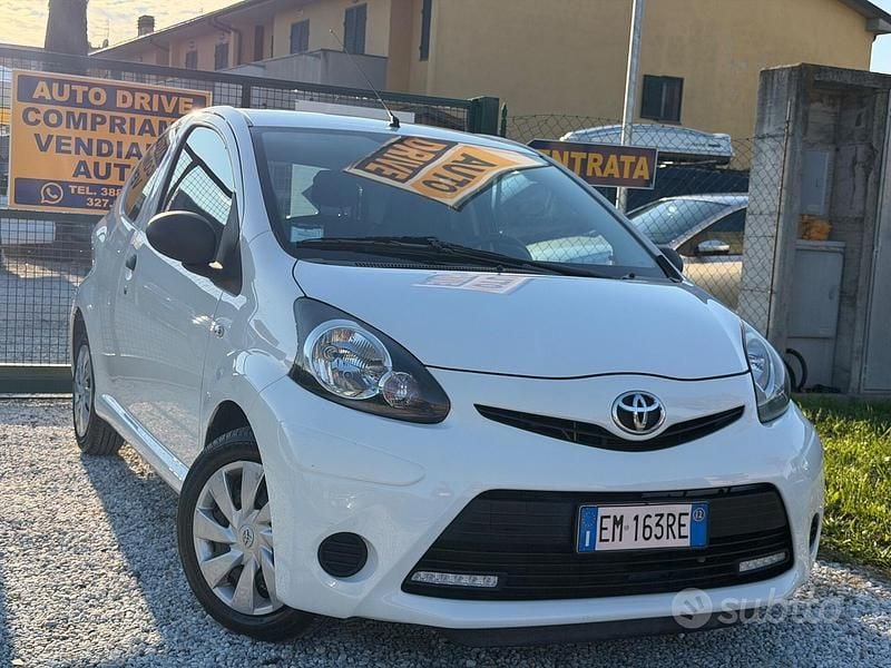Bianco Usata 2012 Toyota Aygo Due volumi | 5900 € (Buon prezzo) - Immagine 1/4