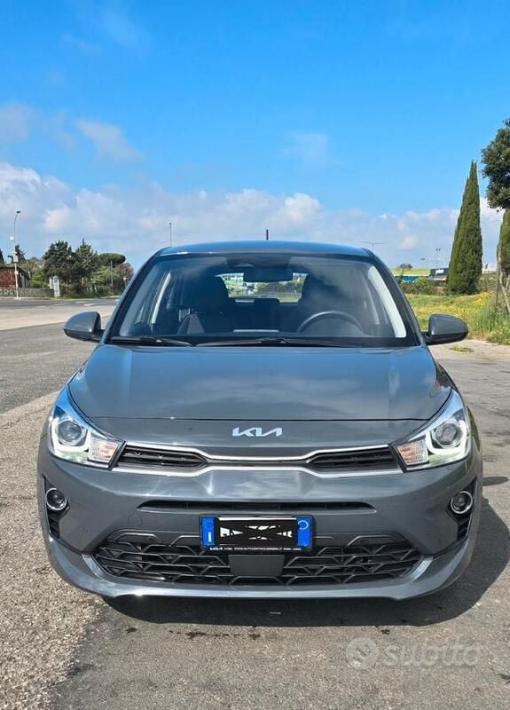 Usata Kia Rio 84 CV (61 kW) 2023 Grigio Utilitaria