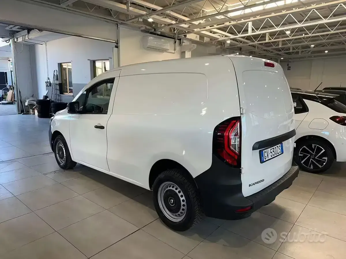 Usata Renault Kangoo 95 CV (69 kW) 2024 Bianco pastello Monovolume