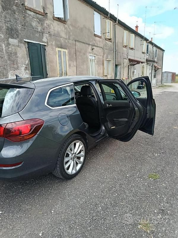 Usata Opel Astra 131 CV (96 kW) 2010 Grigio Station wagon