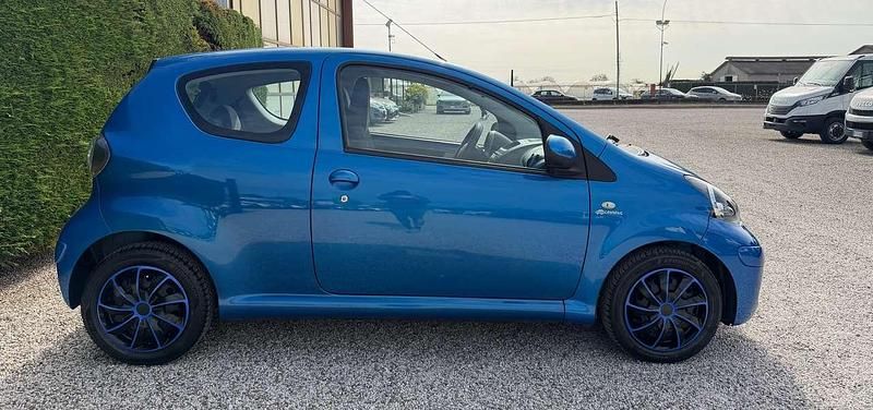 Usata Toyota Aygo 68 CV (50 kW) 2010 Blu/azzurro Utilitaria