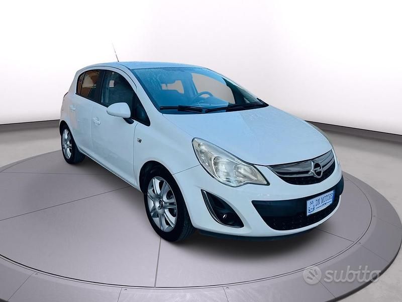 Bianco Usata 2013 Opel Corsa Tre volumi | 3300 € (Ottimo prezzo) - Immagine 1/4