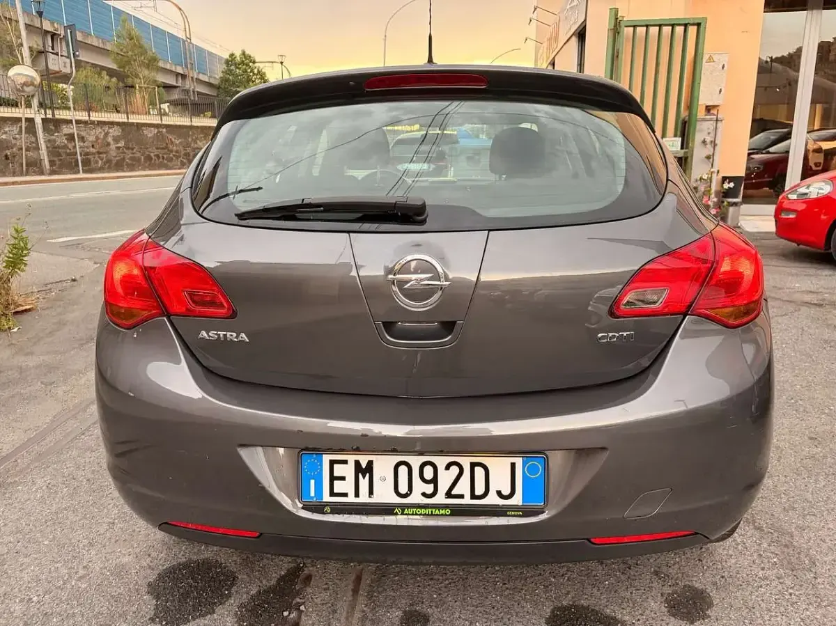 Usata Opel Astra Cosmo 110 CV (80 kW) 2012 Grigio Berlina