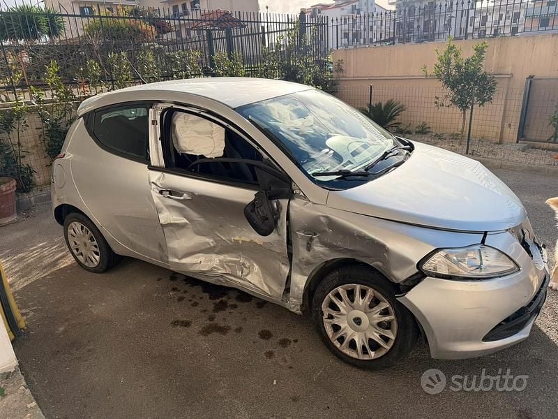 Usata Lancia Ypsilon 95 CV (69 kW) 2014 Grigio Utilitaria