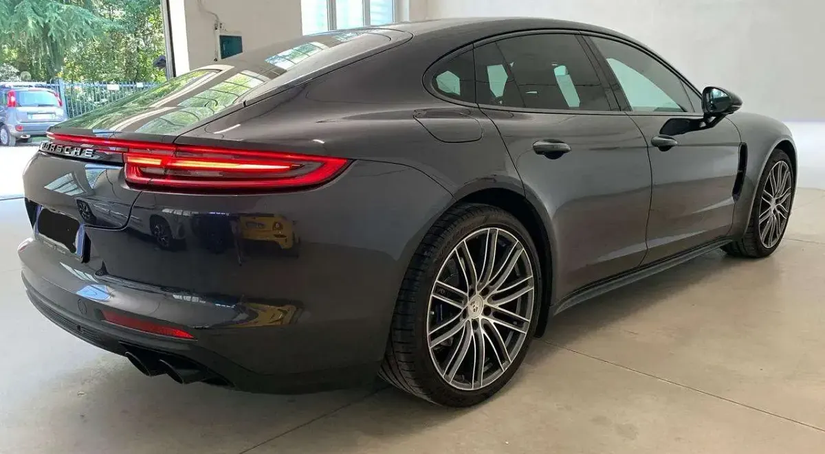 Usata Porsche Panamera 330 CV (242 kW) 2018 Grigio Berlina