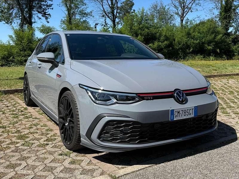 Grigio Usata 2023 VW Golf VIII GTI Tre volumi | 33.000 € (Buon prezzo) - Immagine 1/4