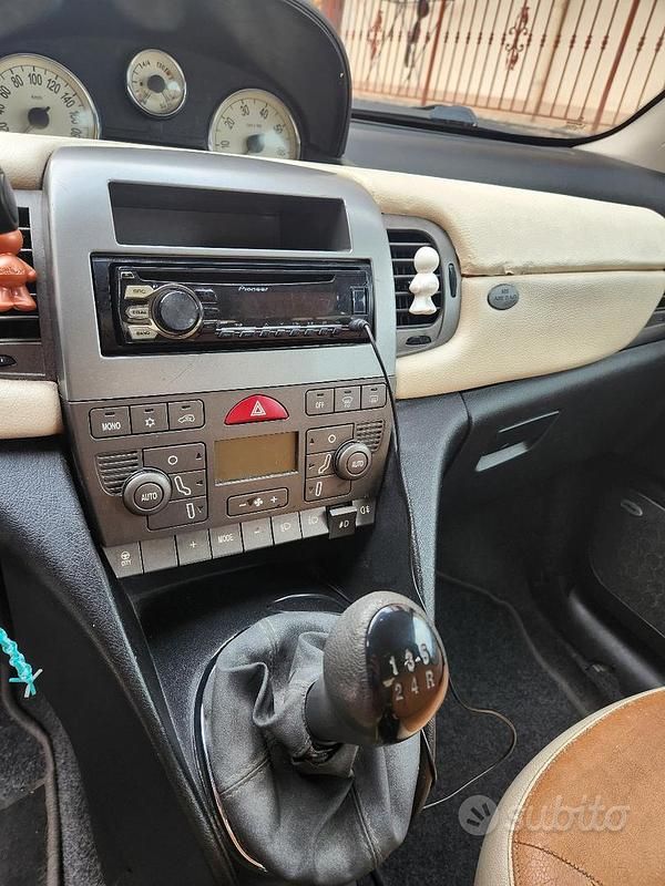 Usata Lancia Ypsilon 70 CV (51 kW) 2004 Grigio Utilitaria