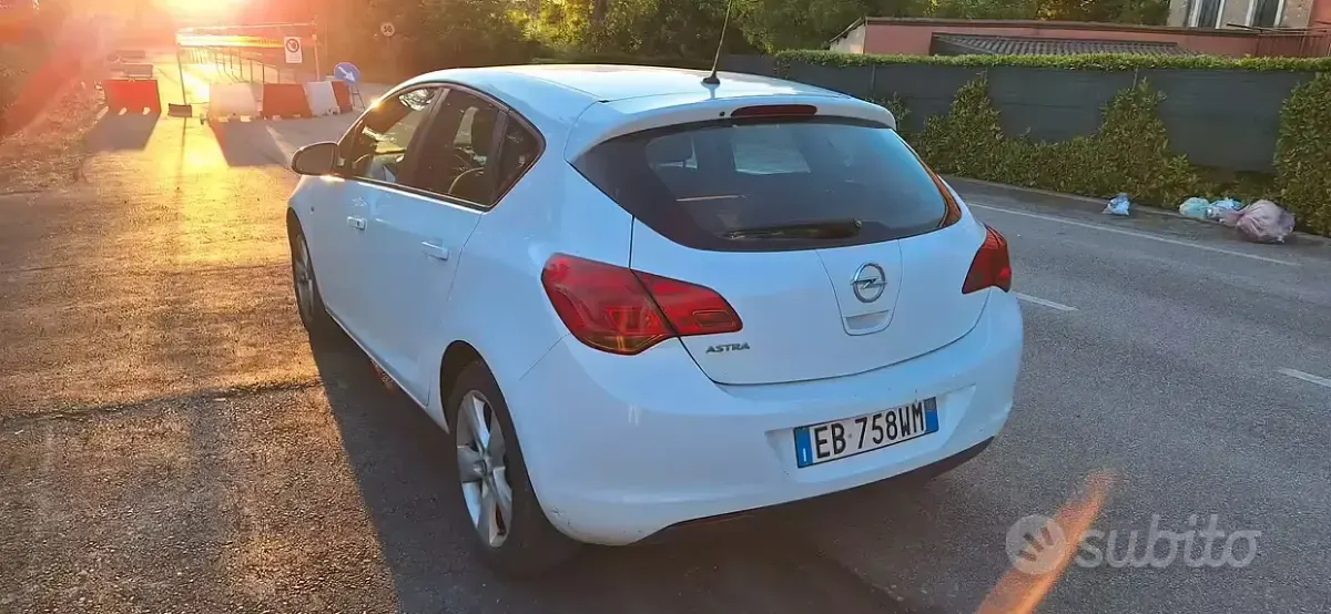 Usata Opel Astra 101 CV (74 kW) 2010 Bianco Berlina