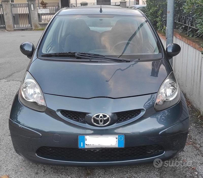 Grigio Usata 2006 Toyota Aygo Due volumi | 3499 € (Cara) - Immagine 1/4
