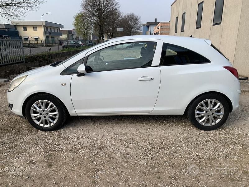 Usata Opel Corsa Enjoy 80 CV (58 kW) 2009 Bianco Utilitaria