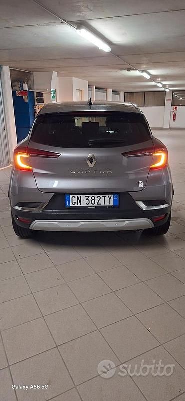Usata Renault Captur 100 CV (73 kW) 2023 Grigio SUV