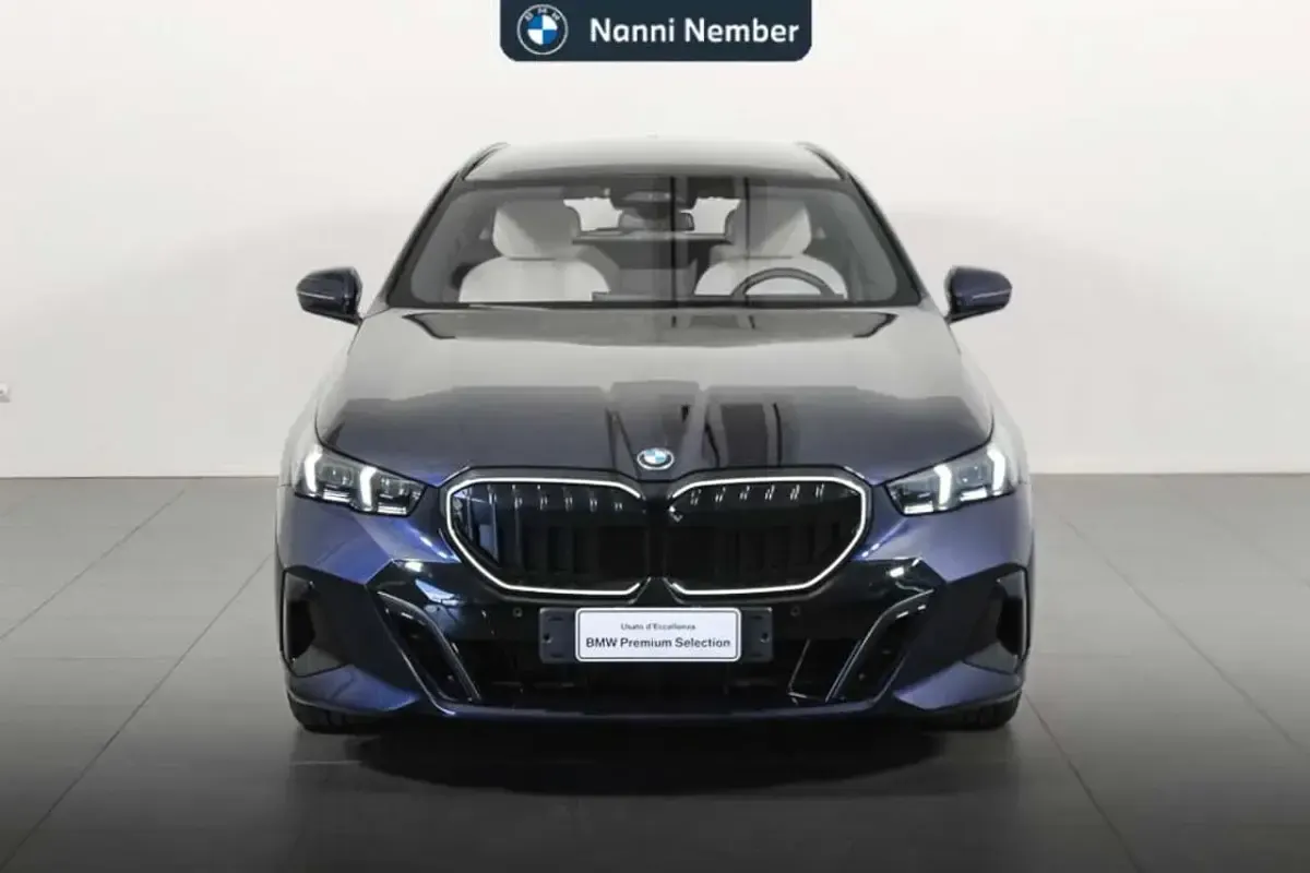 Usata BMW 540 M Sport 303 CV (222 kW) 2025 Tanzanite blue metallizzato Station wagon