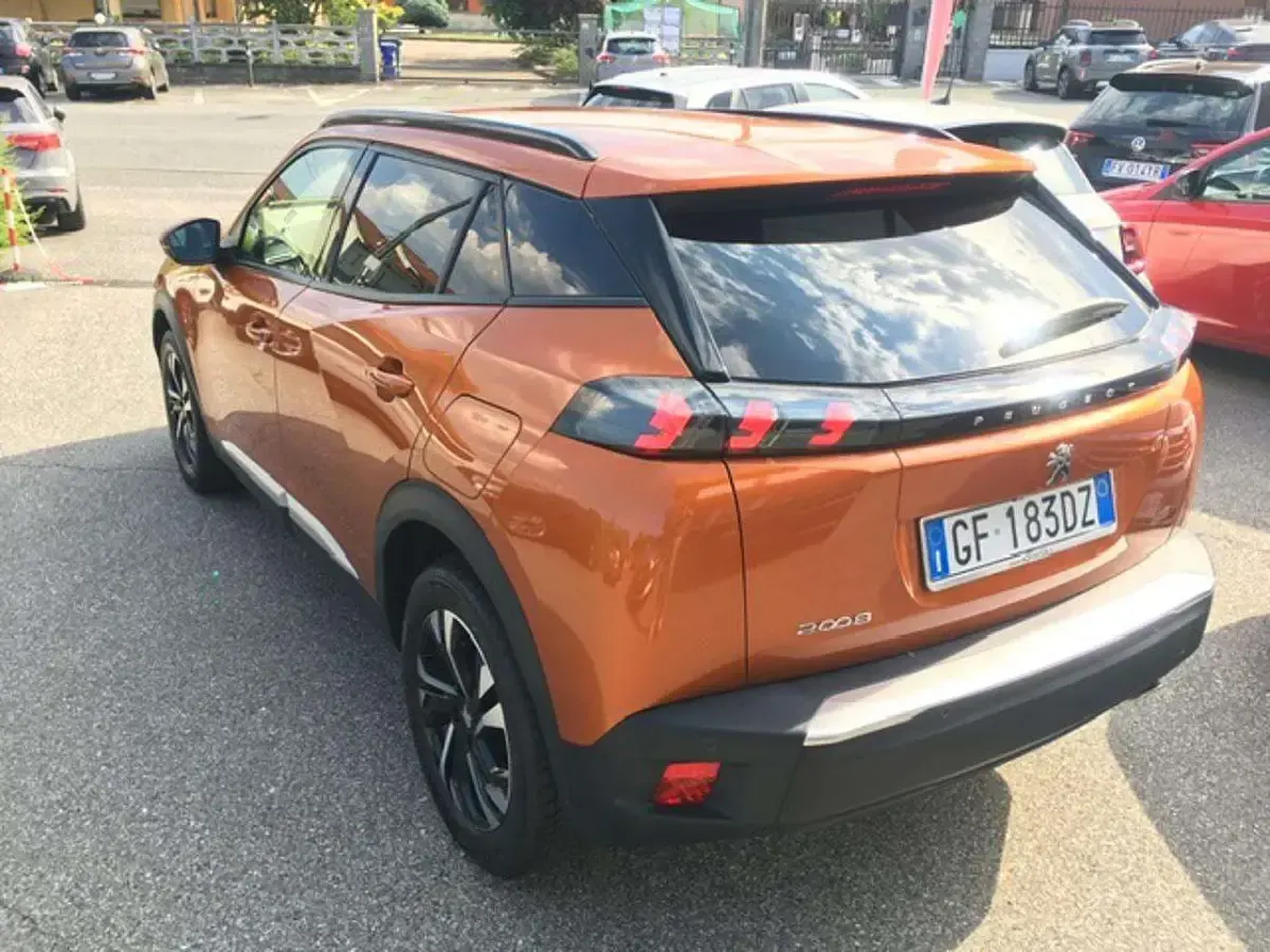 Usata Peugeot 2008 Allure 131 CV (96 kW) 2021 Arancione SUV