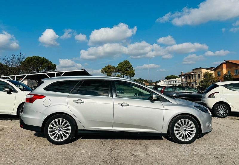 Usata Ford Focus Titanium 163 CV (119 kW) 2011 Grigio Station wagon