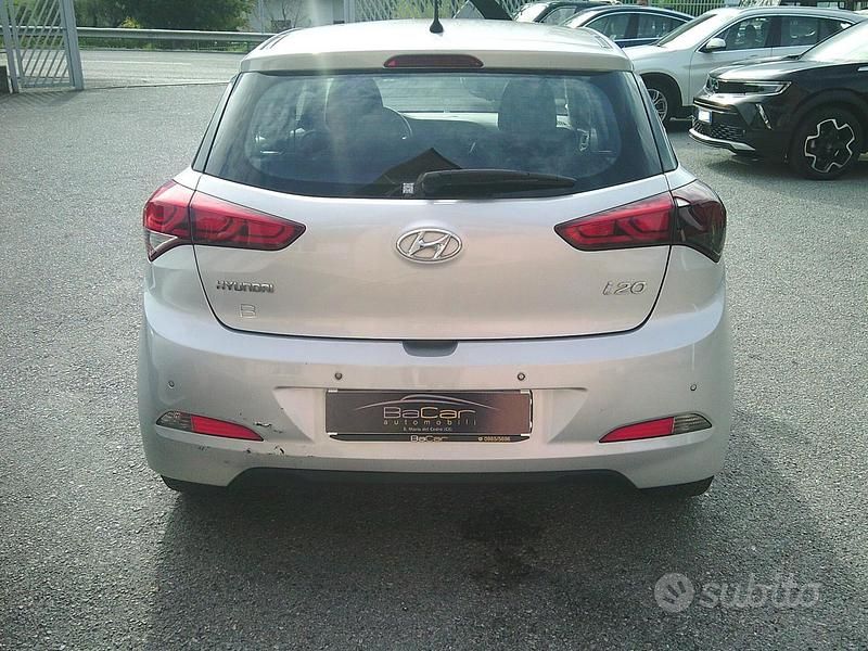Usata Hyundai i20 Comfort 75 CV (55 kW) 2018 Argento Berlina