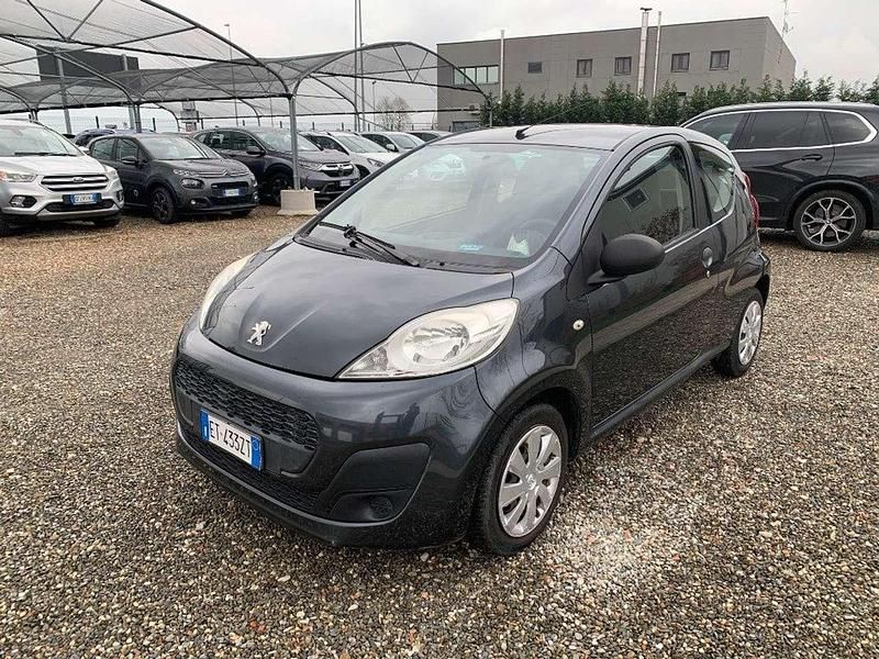 Argento Usata 2014 Peugeot 107 Active Due volumi | 4900 € (Buon prezzo) - Immagine 1/4