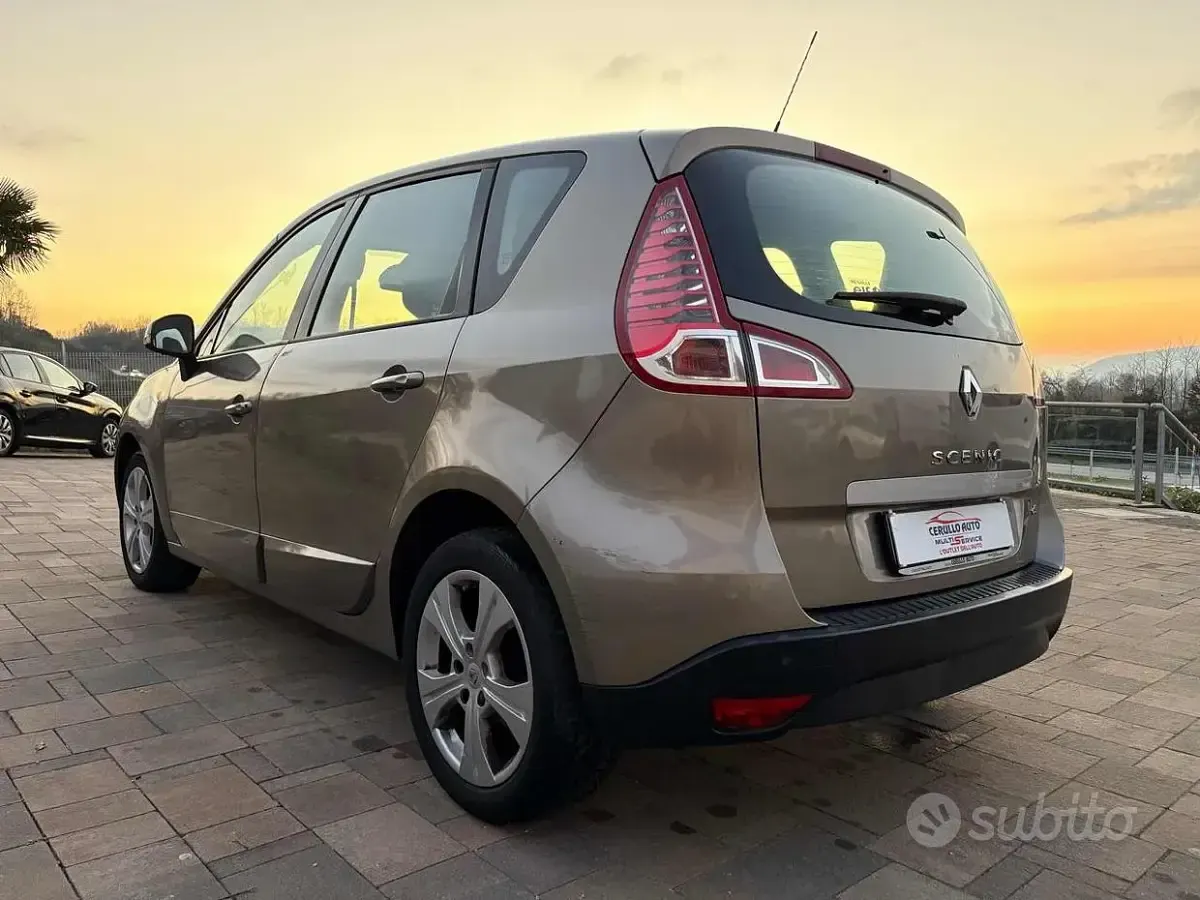 Usata Renault Scénic III Luxe 110 CV (80 kW) 2011 Marrone Monovolume