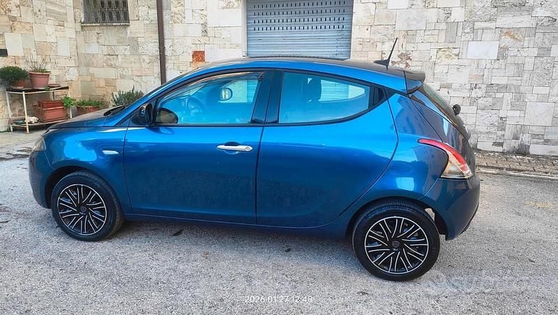 Usata Lancia Ypsilon Gold 69 CV (50 kW) 2024 Blu Utilitaria