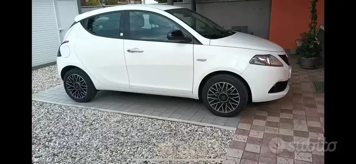 Usata Lancia Ypsilon Gold 69 CV (50 kW) 2019 Bianco Utilitaria