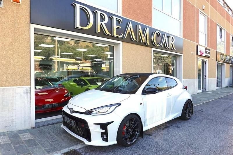 Bianco perlato Usata 2024 Toyota Yaris Due volumi | 37.990 € (Ottimo prezzo) - Immagine 1/4